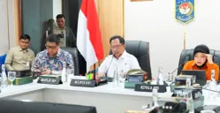 Menteri Dalam Negeri, Tito Karnavian saat memimpin Rapat Koordinasi Pendataan Huntap di Sekretariat Posko Satgas PRR, Kantor Pusat Kementerian Dalam Negeri (Kemendagri), Jakarta, Rabu, 15 April 2026. (Sumber: Istimewa)