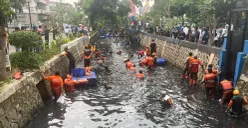 Petugas PPSU memburu ikan sapu-sapu di aliran kali RW 06, Janur Elok VI Blok QD9, Kelapa Gading, Jakarta Utara, Jumat, 17 April 2026. (Sumber: Poskota/M. Tegar Jihad)