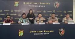 Polda Metro Jaya menggelar jumpa pers status tersangka Rismon Hasiholan Sianipar dalam kasus tudingan ijazah palsu milik Presiden ke-7 RI, Jokowi, Jumat, 17 April 2026. (Sumber: Poskota/Ali Mansur)