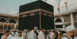 Ilustrasi. Pemerintah tetapkan jadwal haji 2026. Jemaah mulai berangkat April, wukuf Mei, dan pulang Juni–Juli. Ini rincian lengkap perjalanan haji (Sumber: Pexels/Taha Elahi)