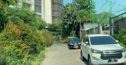 Ilustrasi akses jalan warga yang digunakan lahan parkir liar di area lapangan padel K30 dan mini soccer B23 Simprung. (Sumber: Istimewa)