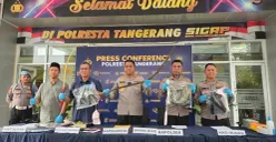 Kapolresta Tangerang, Kombes Pol Andi Muhammad Indra Waspada dan jajaran saat memperlihatkan barang bukti pada konferensi pers kasus penemuan mayat pelajar. (Sumber: Poskota/Veronica Prasetio)