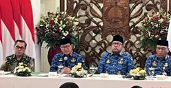 Gubernur Jakarta Pramono Anung saat konfrensi pers Realisasi APBD Triwulan I Tahun Anggaran 2026 di Balai Kota DKI Jakarta, Jumat, 17 April 2026. (Sumber: Poskota/M Tegar Jihad)