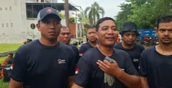 Pusat Produksi Inspeksi dan Sertifikasi Hasil Perikanan (PPISHP) Balai Benih Ikan Kalideres, Jakarta Barat, saat menangkap ikan sapu-sapu di Kali TSI, Cengkareng, Jakarta Barat, Jumat, 17 April 2026. (Sumber: Poskota/Pandi Ramedhan)