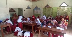 Sejumlah siswa SDN Karyabuana 2, Kecamatan Cigeulis, Kabupaten Pandeglang, mengikuti proses KBM di musala. (Sumber: Dok. Warga)