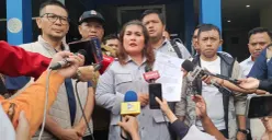 LBH Tani Nusantara melaporkan Feri Amsari ke Polda Metro Jaya terkait dugaan penyebaran hoaks swasembada pangan ke Polda Metro Jaya, Jakarta Selatan, Jumat, 17 April 2026. (Sumber: Poskota/Ali Mansur)
