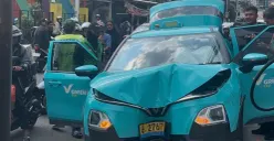 Mobil taksi listrik hijau Green SM mengalami kecelakaan di Jalan Kemanggisan Raya, Palmerah, Jakarta Barat, Jumat, 17 April 2026. (Sumber: Poskota/Pandi Ramedhan)