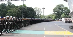Ribuan personel gabungan dikerahkan mengamankan laga internasional Clash of Legends di SUGBK, Gelora, Tanah Abang, Jakarta Pusat, Sabtu, 18 April 2026. (Sumber: Poskota/Ali Mansur)