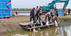 Penebaran benih ikan di Muara Gembong, Kabupaten Bekasi, untuk suplai bahan SPPG Polda Metro Jaya, Sabtu, 18 April 2025. (Sumber: Dok. Polda Metro Jaya)
