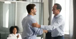 Ilustrasi seseorang dengan sikap ramah di depan publik, namun menyimpan niat tersembunyi di balik interaksi sosialnya. (Sumber: Pinterest)