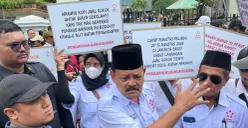Ketua Umum APKLI, Ali Mahsun (tengah) di gedung DPRD DKI Jakarta. (Sumber: Poskota/Pandi Ramedhan)
