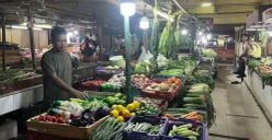 Pedagang trasidisional sedang merapihkan dagangan di Pasar Kopro, Grogol Petamburan, Jakarta Barat, Minggu, 19 April 2026. (Sumber: Poskota/ Pandi Ramedhan)