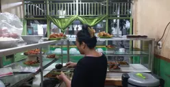 Pedagang warteg khawatirkan kenaikan harga bahan pokok ditengah kenaikan harga BBM non subsidi, Minggu, 19 April 2026. (Sumber: Poskota/Pandi Ramedhan)