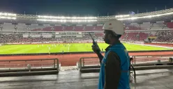 Petugas PLN bersiaga dan memantau jalannya pertandingan di Stadion Utama Gelora Bung Karno. (Sumber: Istimewa)