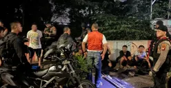 Satuan Brimob Polda Metro Jaya bersama Perintis Polres Metro Jakarta Timur menangkao sekelompok pemuda yang hendak tawuran di kawasan Jalan Kerja Bakti VII, Jakarta Timur, Minggu, 19 April 2026 dini hari. (Sumber: Dok. Polres Metro Jakarta Timur)