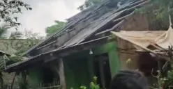 Salah satu rumah warga korban bencana angin puting beliung di Kecamatan Sindangresmi, Pandeglang, rusak pada bagian atap. (Sumber: Poskota/ Samsul Fatoni)