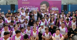 Peserta, pelatih, dan jajaran Project Hearts oleh PSA berfoto bersama setelah pembukaan Football Coaching Clinic bersama Indra Sjafri, mantan pelatih Timnas U-23, di Stadion Mini Kalibaru, Jakarta Utara, Sabtu, 18 April 2026. (Sumber: PSA Indonesia)