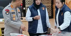 Kasubdit Renakta AKBP Irene Missy (kanan) menunjukkan barang bukti aborsi dalam kasus kekerasan seksual. (Sumber: Poskota/Rahmat Haryono)