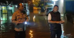 Pihak kepolisian mengecek titik banjir di wilayah Pengasinan, Depok. (Sumber: Polsek Bojongsari)