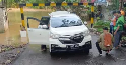 Potret lokasi mobil hampir hanyut terbawa arus banjir di Jembatan Kali Pesanggrahan, Cinere, Kota Depok, Senin pagi, 20 April 2026. (Sumber: Satlantas Polsek Cinere)