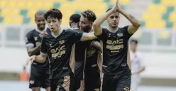 Momen protes pemain Persib Bandung kepada wasit usai gol kontroversial Dewa United dalam laga panas di Banten International Stadium. (Sumber: Ileague)