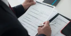 Ilustrasi - Contoh surat pernyataan Manajer Koperasi Desa Merah Putih. (Sumber: Pexels/Kampus Production)