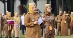 Wakil Bupati Tangerang, Intan Nurul Hikmah saat memimpin apel pagi, Senin, 20 April 2026. (Sumber: Poskota/Veronica Prasetio)