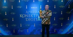 Direktur Network Telkom Nanang Hendarno menerima penghargaan Perusahaan Terbaik dalam Menjaga Resiliensi Konektivitas Digital di Seluruh Indonesia pada ajang Apresiasi Konektivitas Digital 2026. (Sumber: Dok. Telkom Indonesia)