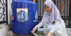 PAM Jaya memberikan toren gratis untuk warga di Jakarta Utara saat peringatan Hari Kartini, Senin, 21 April 2026. (Sumber: Dok. PAM Jaya)