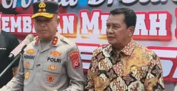 Kapolda Banten, Irjen Pol Hengki (kiri) menghadiri peletakan batu pertama pembangunan Jembatan Merah Putih Presisi, Kampung Ilat, Desa Pangadegan, Kecamatan Pasar Kemis, Kabupaten Tangerang, Selasa, 21 April 2026. (Sumber: Poskota/Veronica Prasetio)