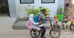 Abdul Azis, guru honorer di sekolah MI Nurul Islam 1, Kamal Muara, Penjaringan, Jakarta Utara. (Sumber: Poskota/Pandi Ramedhan)