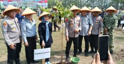 Kapolda Banten Irjen Pol Hengki bersama Kapolres dan Bupati Serang dalam kegiatan penanaman pohon serentak di Desa Tegal Maja, Kecamatan Kragilan, Selasa, 21 April 2026. (Sumber: Poskota/Rahmat Haryono)