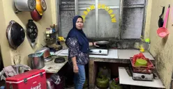 Tuti, ibu rumah tangga di Palmerah, Jakarta Barat, sedang mengecek gas di dapur warung nasi miliknya, Selasa, 21 April 2026. (Sumber: Poskota/Pandi Ramedhan)