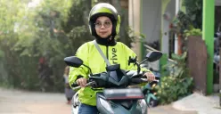 Sosok Teh Mira, seorang driver perempuan inDrive yang menjalani peran sebagai ibu sekaligus tulang punggung keluarga (Sumber: InDrive)