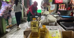 Pedagang membereskan dagangan di Pasar Slipi, Palmerah, Jakarta Barat, Rabu, 22 April 2026. (Sumber: Poskota/Pandi Ramedhan)