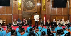 Wali Kota Depok, Supian Suri memberikan sambutan sebelum melepas para calon jamaah haji di Masjid Baitul Kamal, Balai Kota Depok, Rabu, 22 April 2026. (Sumber: Poskota/Angga Pahlevi)