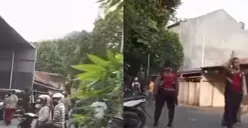 Keributan antara kelompok penagih kendaraan atau yang dikenal sebagai mata elang (matel) dengan sejumlah warga terjadi di kawasan Cakung, Jakarta Timur, pada Selasa, 21 April 2026 sore. (Sumber: Istimewa)