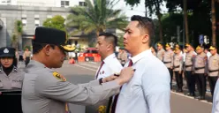 Kapolda Metro Jaya Irjen Asep Edi Suheri menyematkan pin emas Kapolri kepada personel Direktorat Reserse Narkoba Polda Metro Jaya setelah mengungkap 516 kilogram sabu. (Sumber: Polda Metro Jaya)