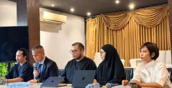 Ibrahim Arief didampingi istri dan tim kuasa hukum saat konferensi pers di Jakarta, 21 April 2026. (Sumber: Istimewa)