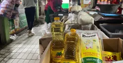 Pedagang tradisional sedang membereskan dagangan di Pasar Slipi, Palmerah, Jakarta Barat, Rabu, 22 April 2026. (Sumber: Poskota/Pandi Ramedhan)