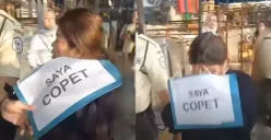 Seorang wanita yang diduga copet diarak diarak di Jembatan Penyeberangan Multiguna (JPM) kawasan Tanah Abang, Jakarta Pusat, Senin, 20 April 2026. (Sumber: Istimewa)