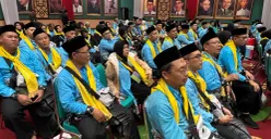 Sejumlah jemaah haji berkumpul di Gedung Tegar Beriman sebelum berangkat menunu Tanah Suci dan menerima pengarahan dari Wakil Bupati Bogor, Kamis 23 April 2026.(Sumber: Poskota/Giffar Rivana)