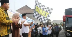 Gubernur Banten, Andra Soni didampingi Bupati Serang Rachmatuzakiyah melepas rombongan haji di halaman pendopo Bupati Serang. (Sumber: Dok. Pemkab Serang)