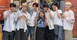Komika Kiky Saputri saat bersama anggota grup idola K-Pop NCT Wish dalam acara Lapor Pak. (Sumber: Instagram/@kikisaputrii)