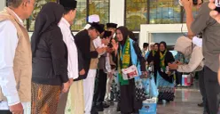 445 jemaah haji kloter ke-3 dari Kabupaten Bogor diberangkatkan menuju Embarkasi Pondok Gede, Jakarta Timur, sebelum menuju Tanah Suci, Kamis, 23 April 2026. (Sumber: Poskota/Giffar Rivana)