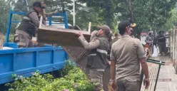Sejumlah lapak PKL di trotoar dan fasilitas umum kawasan Puri Kembangan CNI, Kembangan, Jakarta Barat, ditertibkan, Kamis, 23 April 2026. (Sumber: Dok. Istimewa)