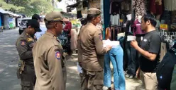 Satpol PP Kabupaten Tangerang mendistribusikan surat peringatan pertama kepada pemilik bangunan liar di wilayah Desa Sukamantri, Kecamatan Pasar Kemis, Kamis, 23 April 2026. (Sumber: Poskota/Veronica Prasetio)