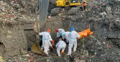Petugas gabungan saat mengevakuasi jenazah akibat timbunan sampah TPST Bantargebang, Bekasi, Jawa Barat. (Sumber: SAR Jakarta)