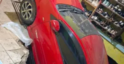 Mobil terperosok akibat amblas lapisan tanah septi tank tengah dievakuasi petugas damkar Kota Depok. (Sumber: Damkar Kota Depok)