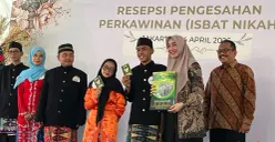 Peserta nikah massal yang digelar di gedung Kejari Jakbar, Kembangan, Jakarta Barat, Jumat, 24 April 2026. (Sumber: Poskota/Pandi Ramedhan)